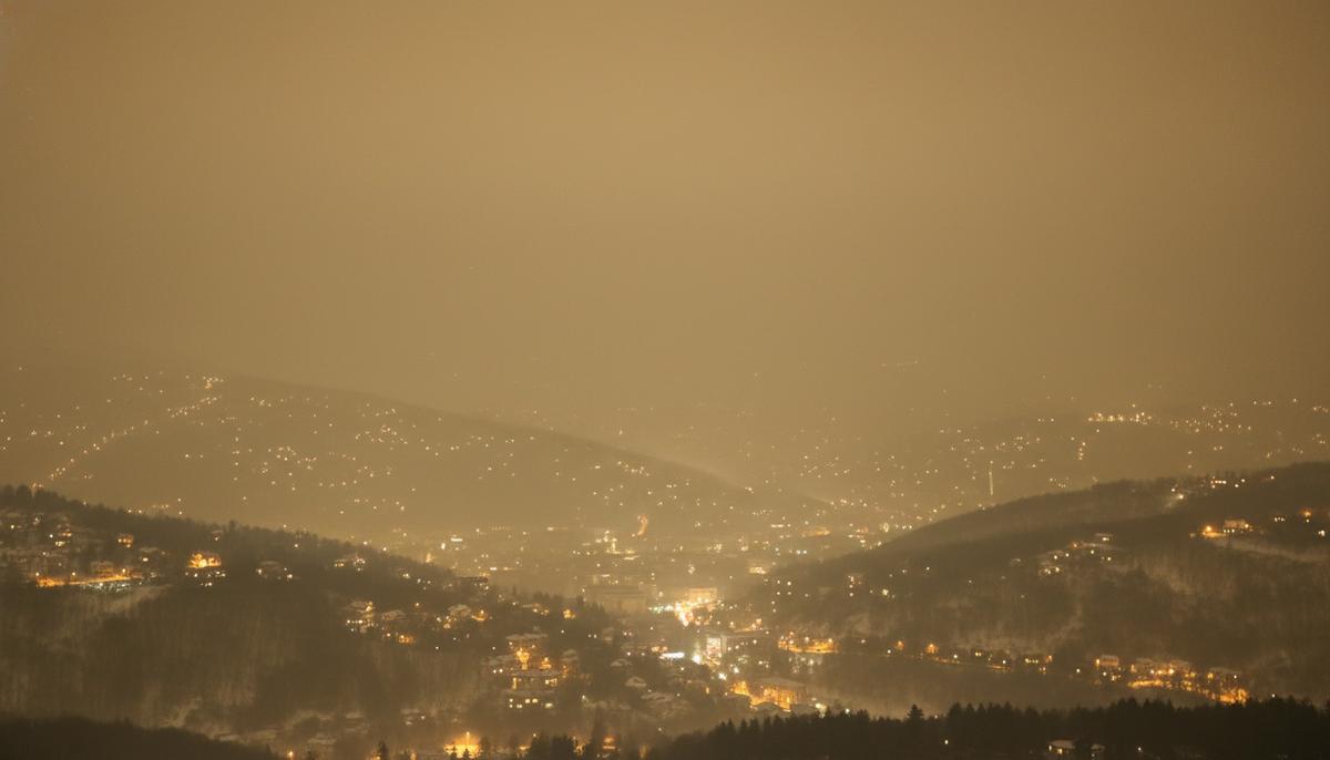 Сараево задыхается: ученые назвали источники токсичного смога Панорама города Сараево в долине, окутанного густым слоем смога зимним вечером. На склонах холмов видны огни жилых домов.